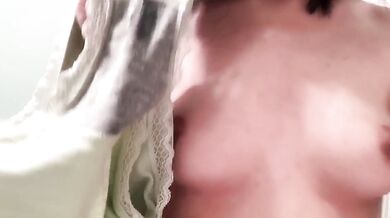 ウサギの歯を持つ雌犬がオシッコをしてオマンコを掘る