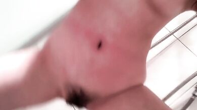 ウサギの歯を持つ雌犬がオシッコをしてオマンコを掘る