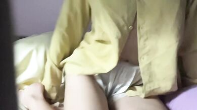 騷奶妹宿舍解衣揉奶