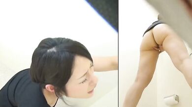 Sinh viên Nhật Bản không thể nhịn được việc thủ dâm trong nhà vệ sinh