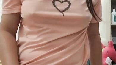 妹子用假陽具磨蹭裡面1