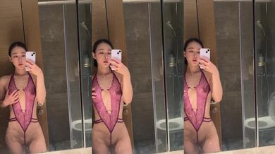 貧乳美女情趣連身衣對鏡