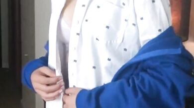 攝影師拍攝大學生身體