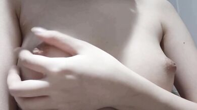 馬尾妹妹廁所摸奶自拍2