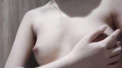 馬尾妹妹廁所摸奶自拍2