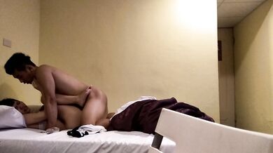 學生妹子被男友帶上旅館開房