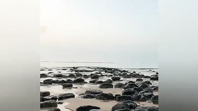 貧乳美女海邊露出