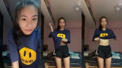 顏同學脫衣服