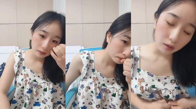 身材不錯的小美女，清純可愛誘人，在狼友的指揮小脫光光展示，揉奶玩逼衛生間內把自己摳尿，呻吟可射好騷啊