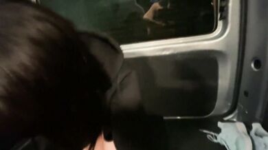 かわいい日本の妹が車の中で犯される