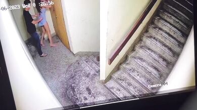 階段の入り口でセックスするシンガポールの若いカップル