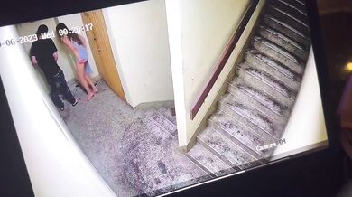 階段の入り口でセックスするシンガポールの若いカップル