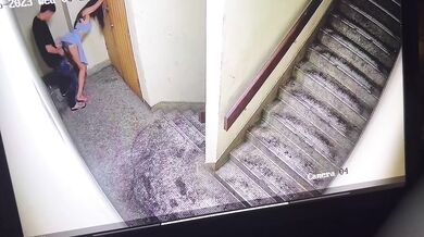 階段の入り口でセックスするシンガポールの若いカップル