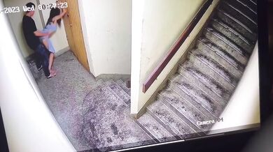 階段の入り口でセックスするシンガポールの若いカップル