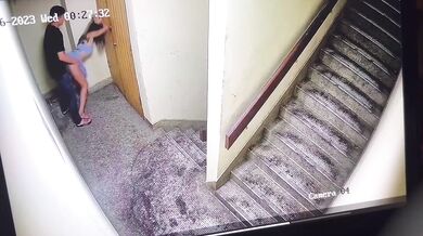 階段の入り口でセックスするシンガポールの若いカップル