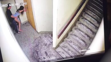 階段の入り口でセックスするシンガポールの若いカップル