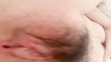 清純短發妹床上全裸自拍