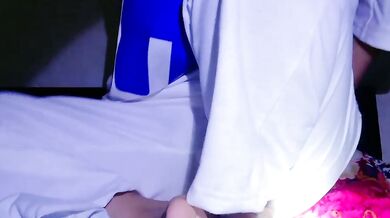 八字奶妹床上抓奶自慰1