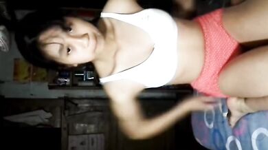 藍色連身裙白色胸罩紅色內褲脫衣