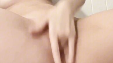 巨乳の女の子がマンコを弄って潮吹き4