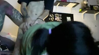 新加坡妹妹自拍被紋身男友後入