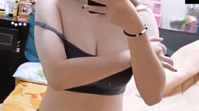 短髮學生脫衣揉奶