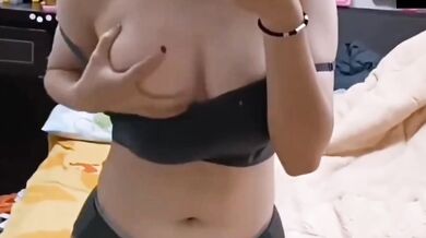 短髮學生脫衣揉奶