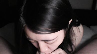 Cô gái Nhật Bản trong sáng và dễ thương bú cặc