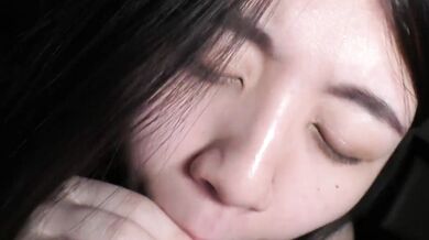 Cô gái Nhật Bản trong sáng và dễ thương bú cặc