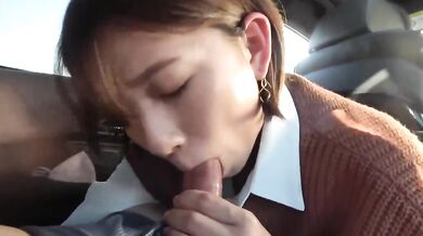 可愛短發妹子車上口交口爆