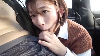 可愛短發妹子車上口交口爆