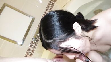 在浴缸洗澡口交後顏射