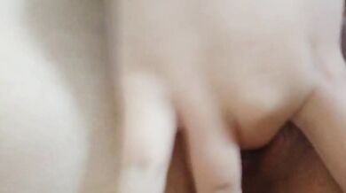 妹妹床上全裸摳穴噴水