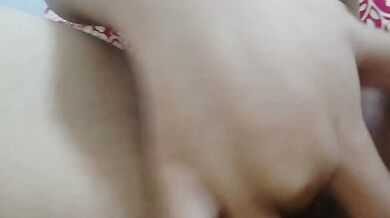 妹妹床上全裸摳穴噴水