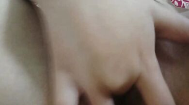 妹妹床上全裸摳穴噴水