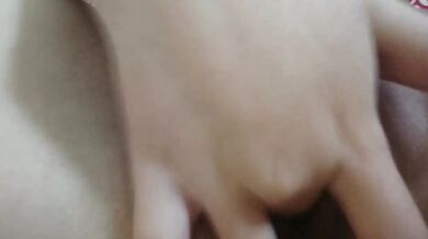 妹妹床上全裸摳穴噴水