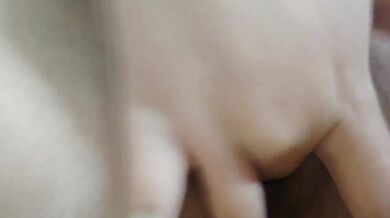 妹妹床上全裸摳穴噴水