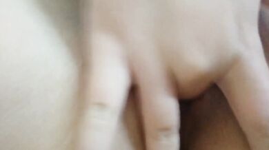 妹妹床上全裸摳穴噴水