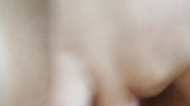 妹妹床上全裸摳穴噴水