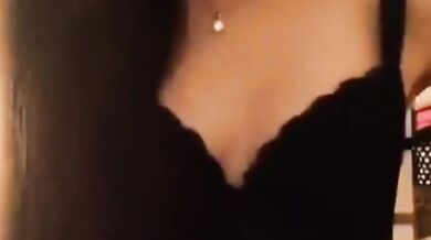 貧乳女奶頭超激凸