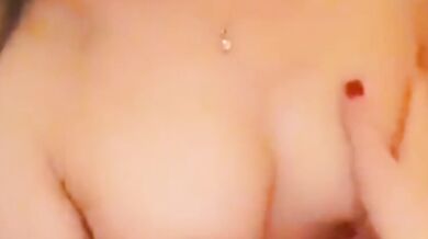 貧乳女奶頭超激凸