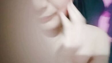 少女玩乳夾假屌自慰調教