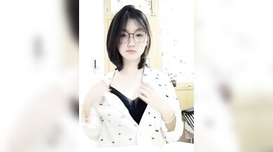 清純眼鏡奶妹睡衣發騷自拍