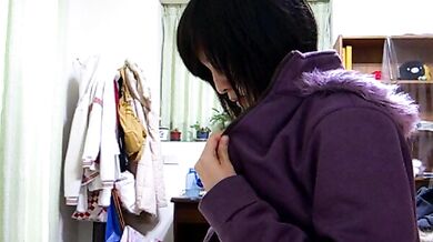 シンミン姉さんが胸を揉む