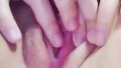 女子掰嫩逼摳逼噴水