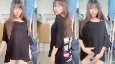 宿舍學妹脫衣咬內褲