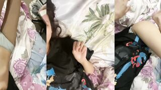 妹子躺床自拍美腿揉逼