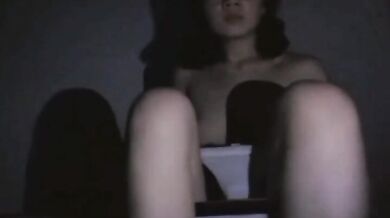 眼鏡妹子深夜發騷自拍