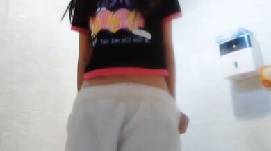 Teen striptease seduces