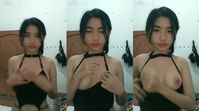 セクシーなボディスーツを着た美少女が胸を揉んで誘惑